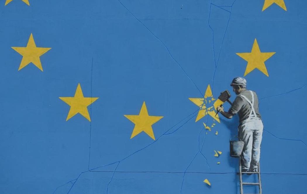 Banksy retrata el Brexit y la ruptura europea con un icónico mural en Dover