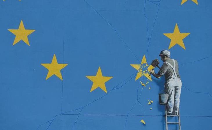 Banksy retrata el Brexit y la ruptura europea con un icónico mural en Dover