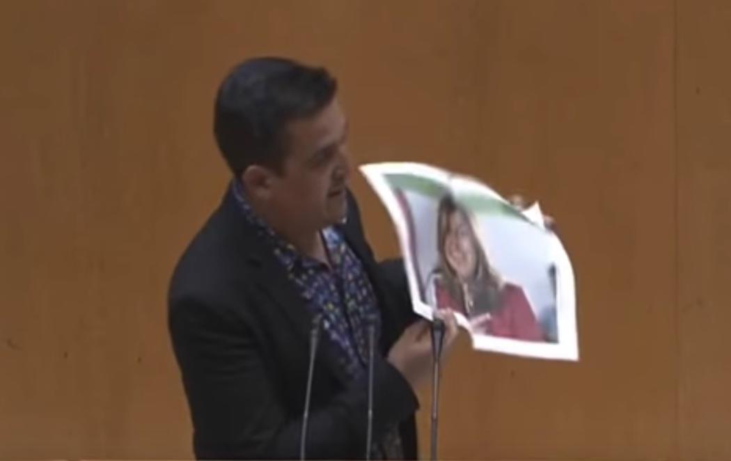 Un senador de Compromís rompe una foto de Susana Díaz y la llama "Gusana"