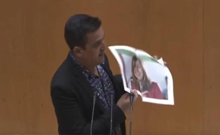 Un senador de Compromís rompe una foto de Susana Díaz y la llama "Gusana"
