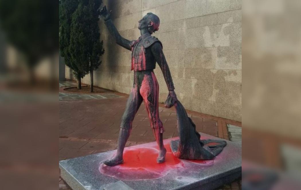 Varios antitaurinos tiñen de rojo las estatuas de la Plaza de las Ventas por la feria de San Isidro