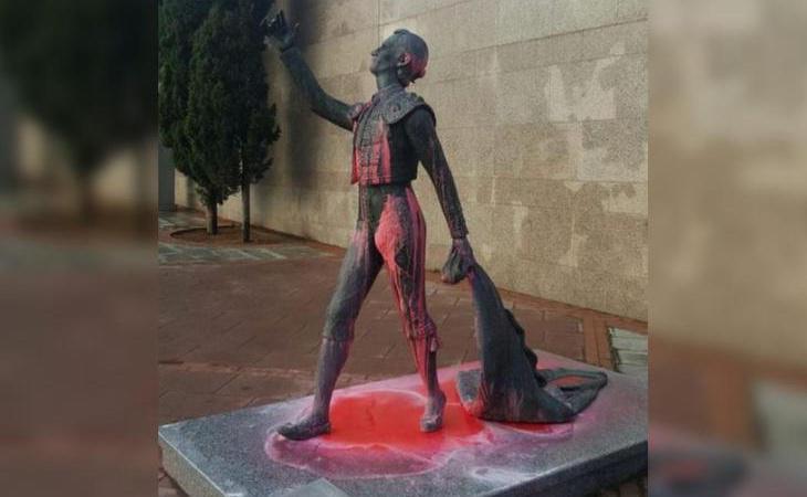 Varios antitaurinos tiñen de rojo las estatuas de la Plaza de las Ventas por la feria de San Isidro