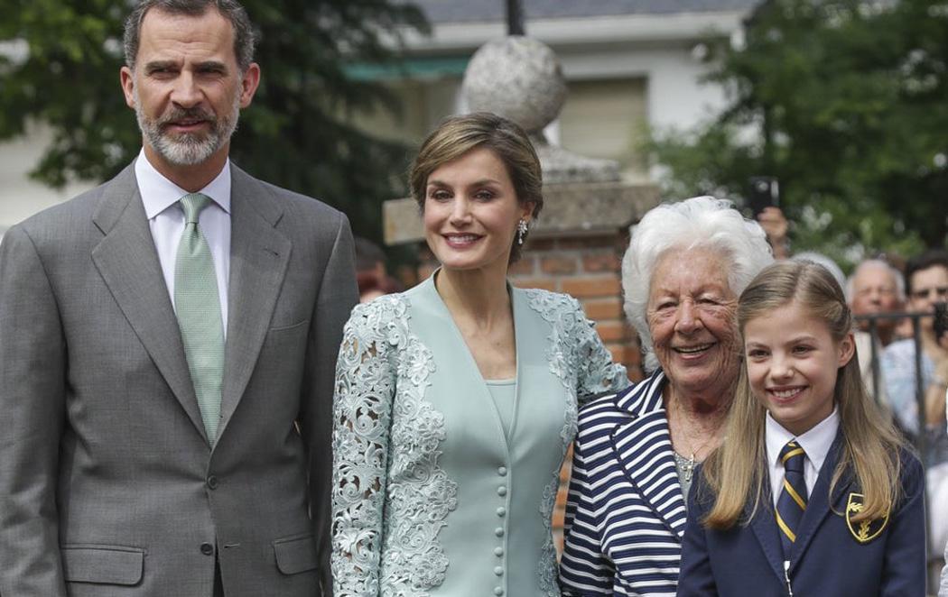 La Infanta Sofía celebra su Comunión arropada por los Reyes