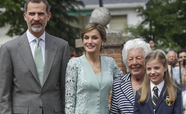 La Infanta Sofía celebra su Comunión arropada por los Reyes