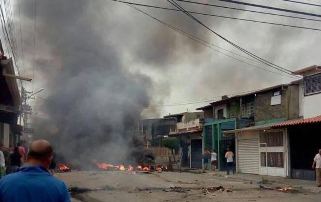 Los opositores venezolanos incendian la casa de Hugo Chávez