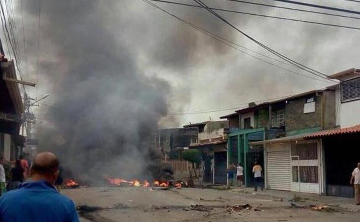 Los opositores venezolanos incendian la casa de Hugo Chávez