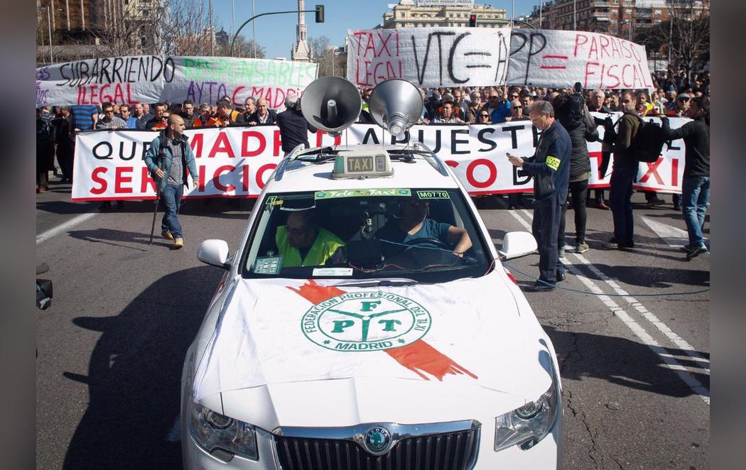 Masiva huelga y manifestación de los taxistas en contra de los gigantes Uber y Cabify