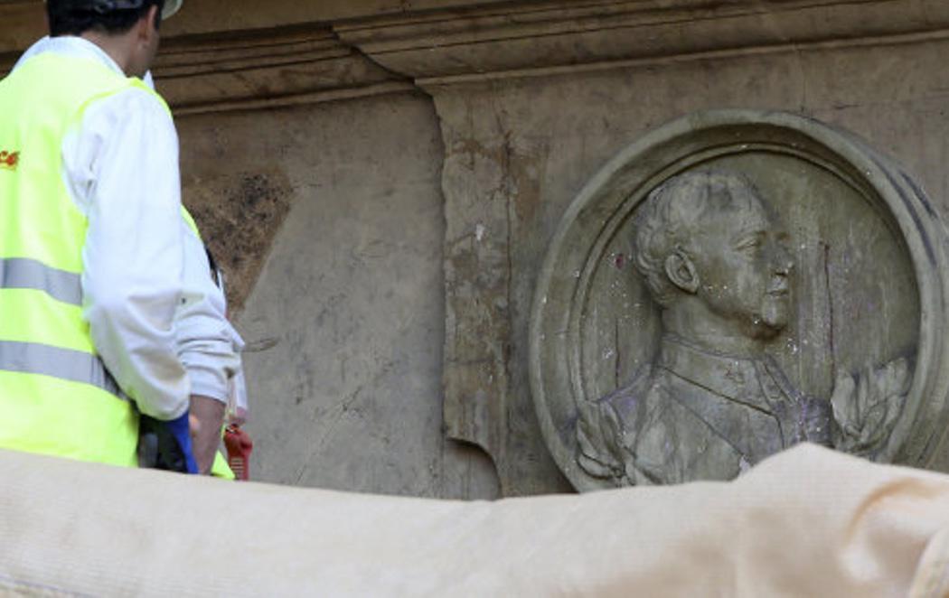 Retiran el medallón de Franco de la Plaza Mayor de Salamanca