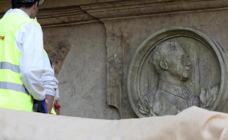 Retiran el medallón de Franco de la Plaza Mayor de Salamanca