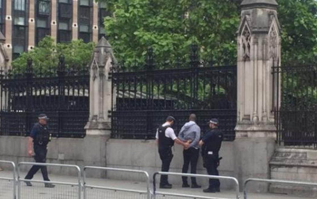 Detenido un hombre armado con un cuchillo ante el Parlamento Británico