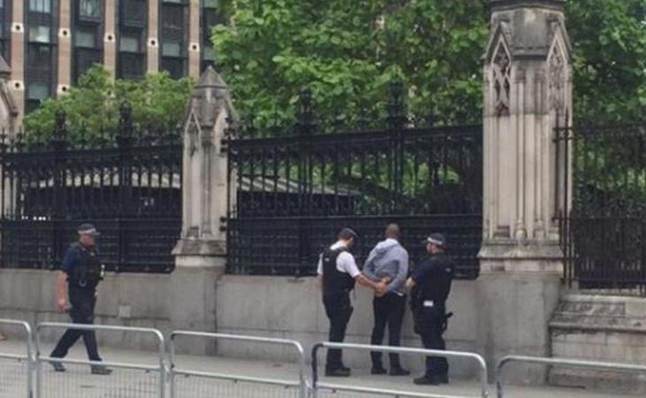 Detenido un hombre armado con un cuchillo ante el Parlamento Británico