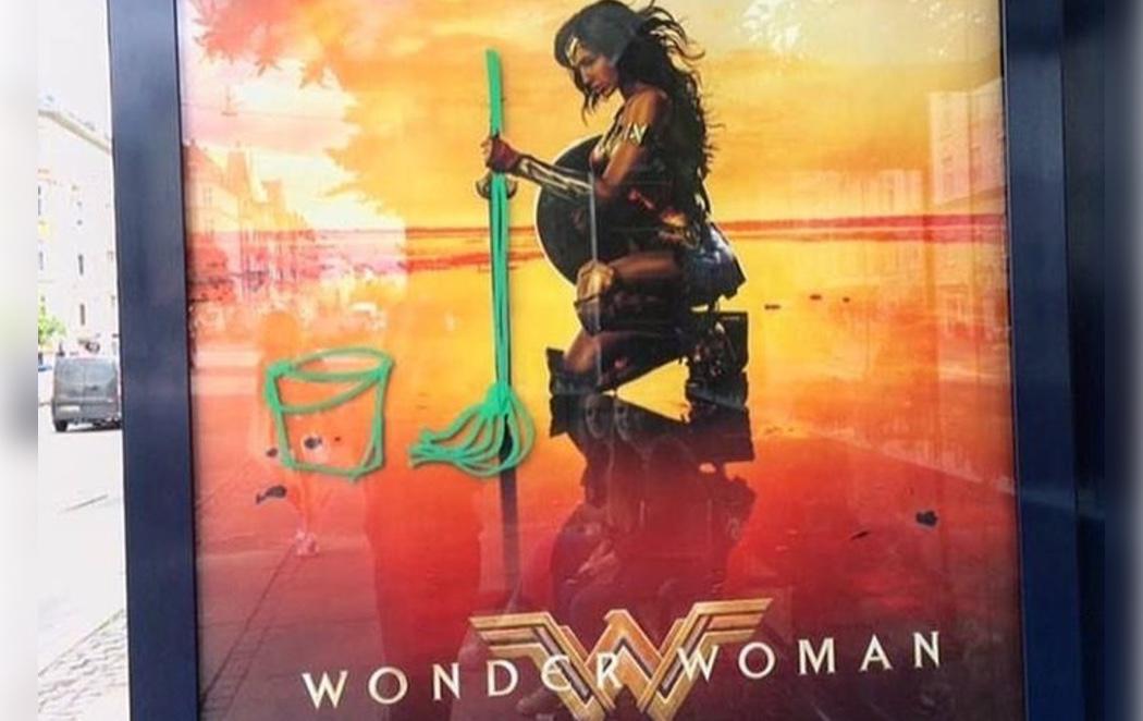 Machismo: Pintan una fregona en un cartel de 'Wonder Woman'