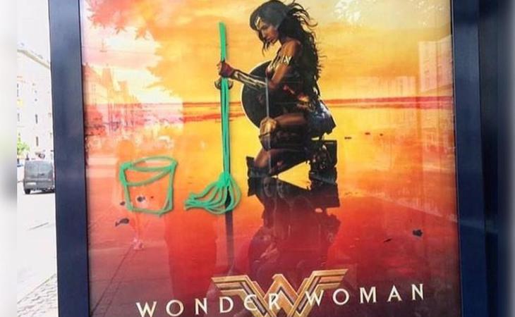 Machismo: Pintan una fregona en un cartel de 'Wonder Woman'