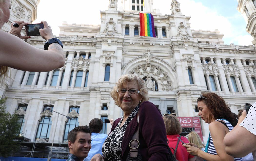 Carmena coloca en Cibeles una bandera arcoíris "realizada íntegramente por la ciudadanía"