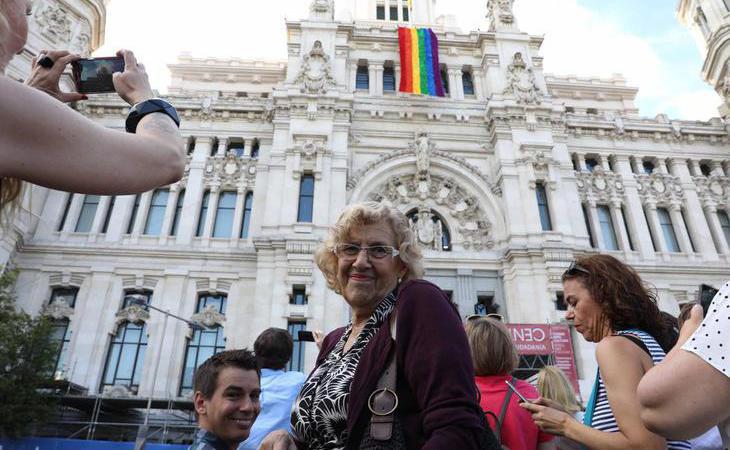 Carmena coloca en Cibeles una bandera arcoíris "realizada íntegramente por la ciudadanía"