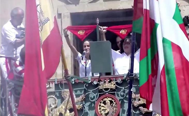 Bildu cuelga una ikurriña en el ayuntamiento de Pamplona por los San Fermines