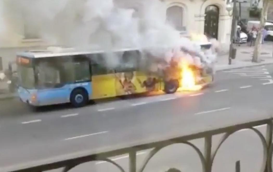 Arde un autobús cargado de pasajeros en pleno centro de Madrid