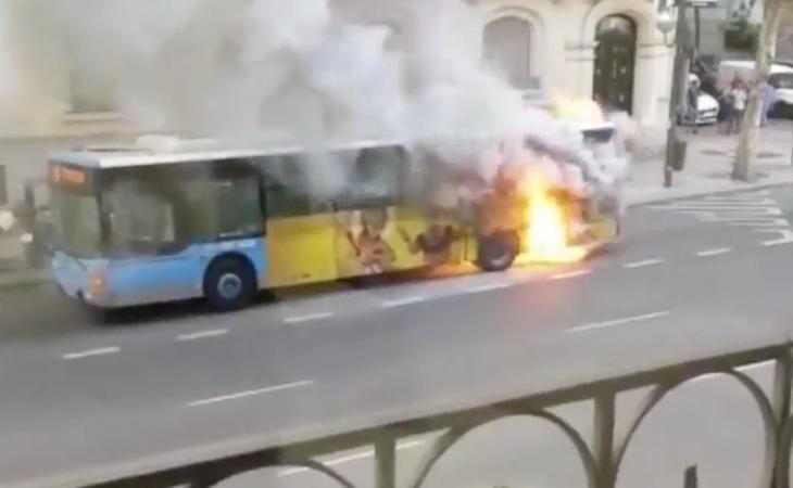 Arde un autobús cargado de pasajeros en pleno centro de Madrid