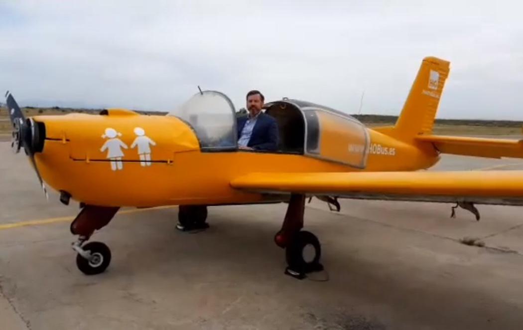 Hazte Oír presenta la avioneta con la que fomentará el odio hacia los niños transexuales