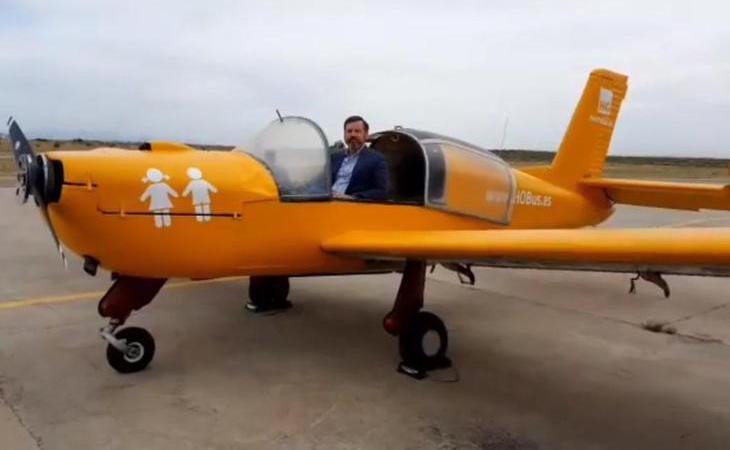 Hazte Oír presenta la avioneta con la que fomentará el odio hacia los niños transexuales