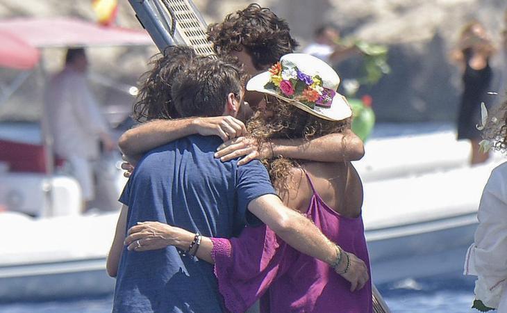 La familia de Ángel Nieto esparce sus cenizas en Ibiza y se despide de él en una emotiva ceremonia