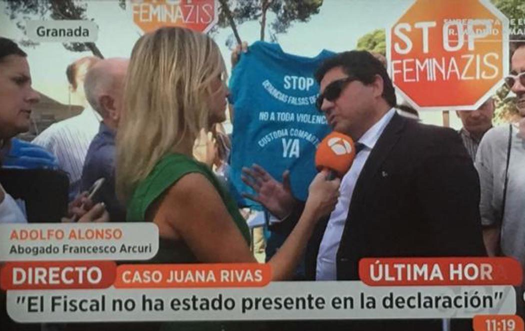 'Stop Feminazis': varias personas acuden al juzgado para atacar a Juana Rivas