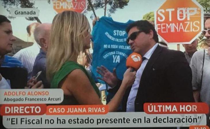 'Stop Feminazis': varias personas acuden al juzgado para atacar a Juana Rivas