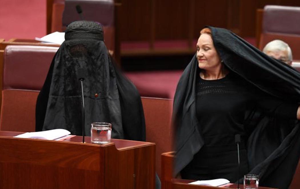 Una senadora de la extrema derecha acude al pleno con burka para luchar contra los musulmanes