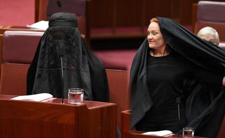 Una senadora de la extrema derecha acude al pleno con burka para luchar contra los musulmanes