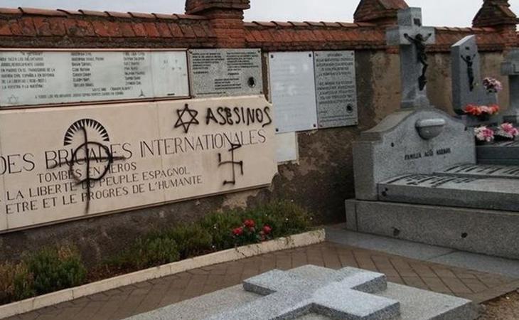 Profanan con pintadas nazis y antisemitas las tumbas de las Brigadas Internacionales