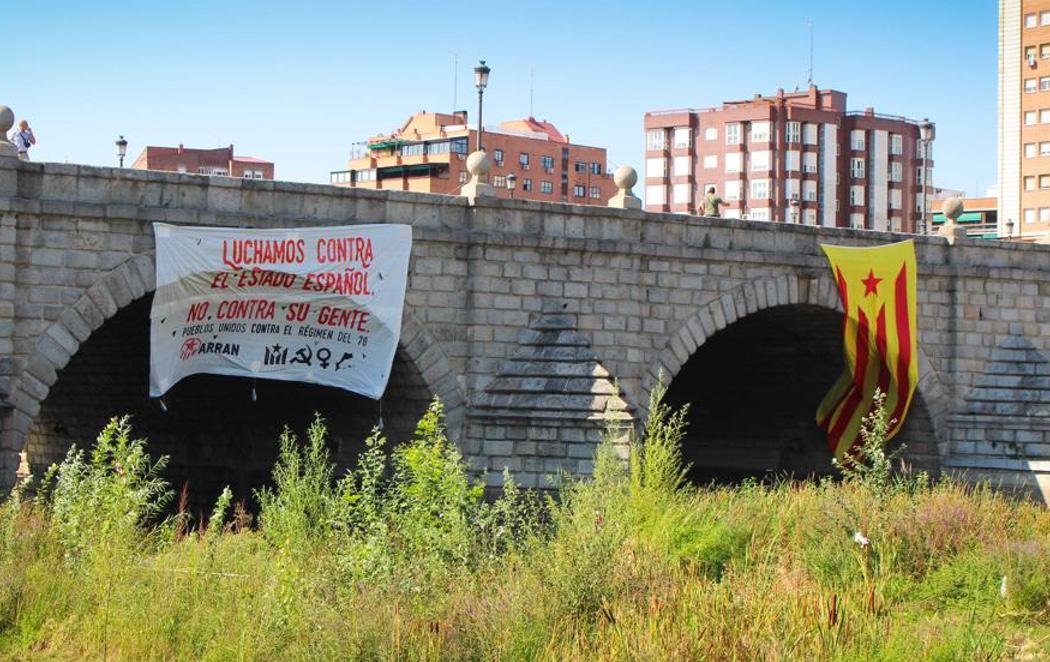 Las juventudes de la CUP cuelgan una estelada gigante en Madrid