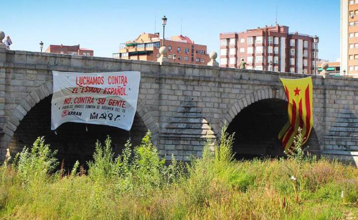 Las juventudes de la CUP cuelgan una estelada gigante en Madrid