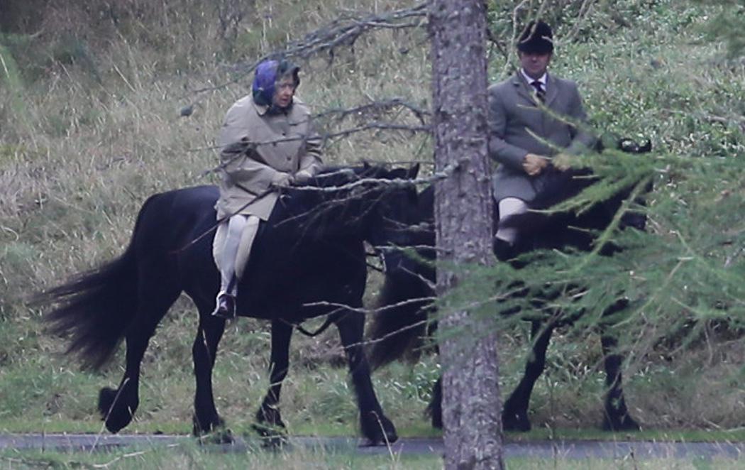 Pillan a la Reina Isabel de Inglaterra montando a caballo como una amazona a sus 91 años