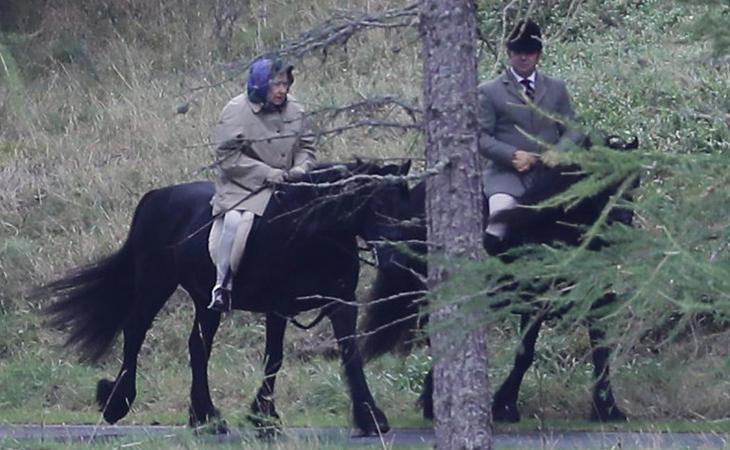 Pillan a la Reina Isabel de Inglaterra montando a caballo como una amazona a sus 91 años