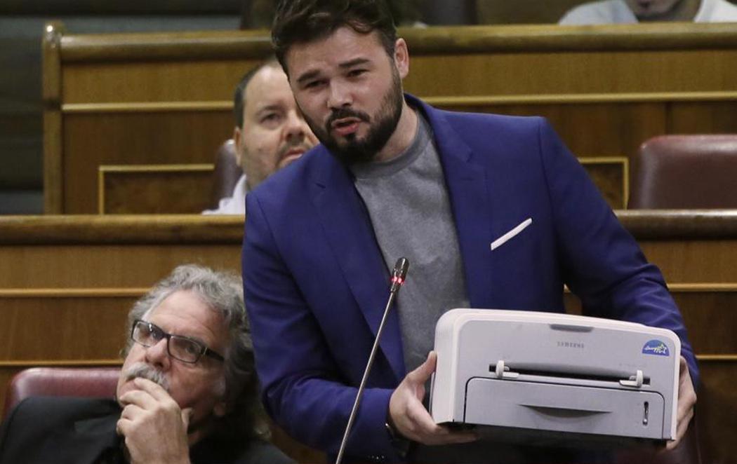 Rufián presenta en el Congreso una impresora como "el cuerpo del delito" que imprime papeletas