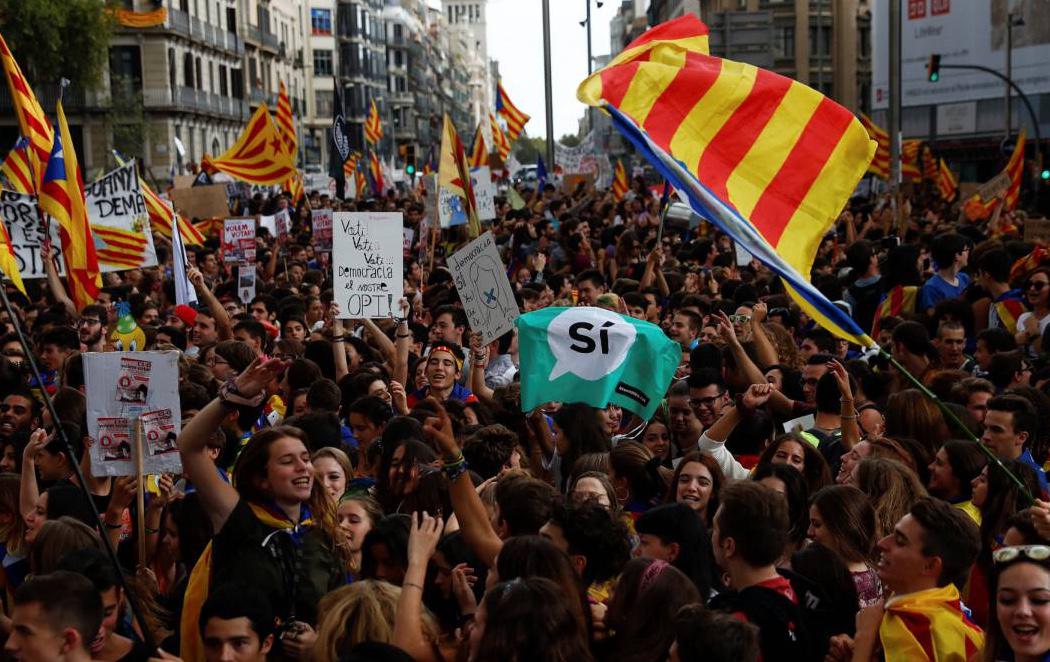 Miles de estudiantes se manifiestan en Barcelona para mostrar su apoyo al 1-O