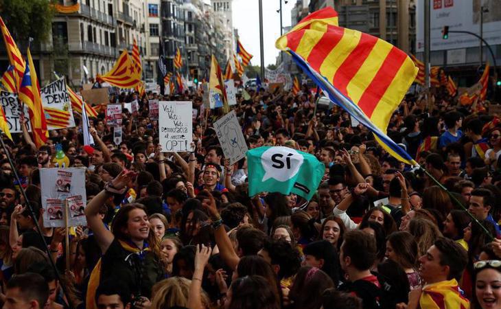 Miles de estudiantes se manifiestan en Barcelona para mostrar su apoyo al 1-O