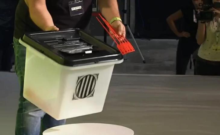 La Generalitat presenta las urnas opacas con las que pretende celebrar el referéndum ilegal el 1-O