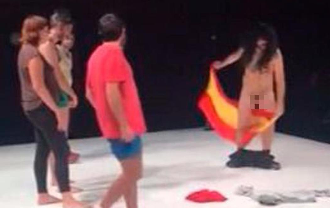 Denuncian una obra de teatro en la que un actor se frota los genitales con la bandera de España