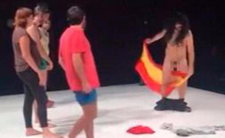 Denuncian una obra de teatro en la que un actor se frota los genitales con la bandera de España