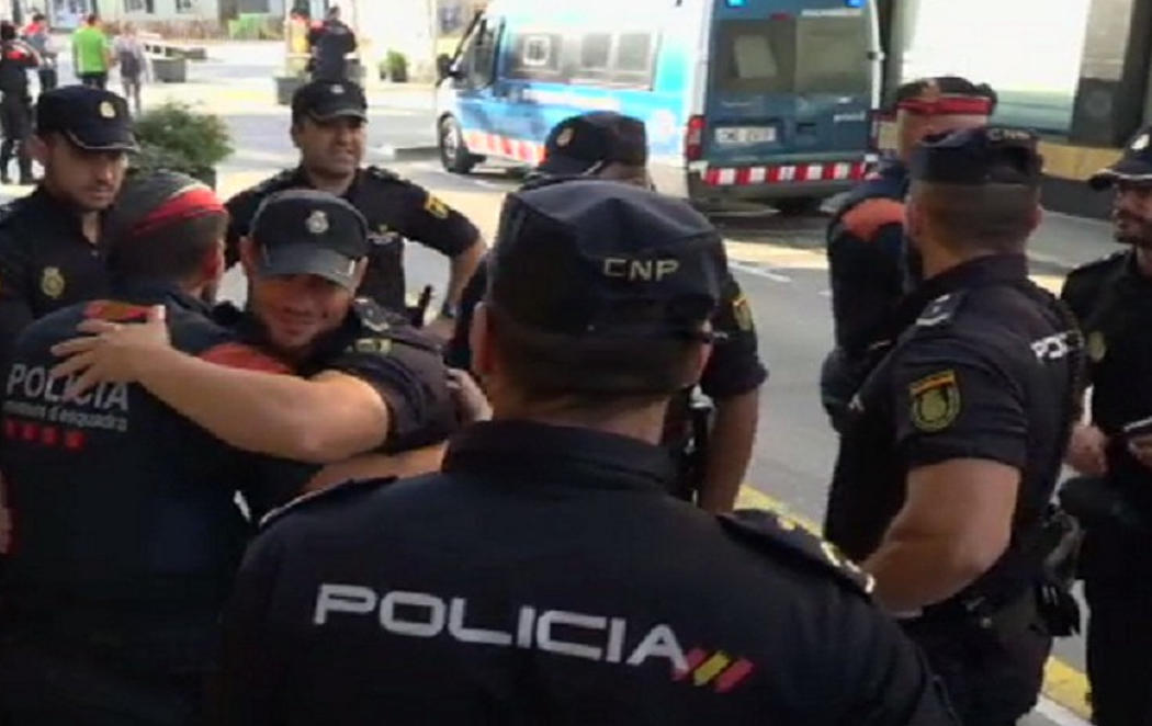 Los Mossos despiden con abrazos a los policías alojados en Pineda de Mar