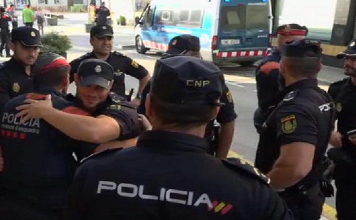 Los Mossos despiden con abrazos a los policías alojados en Pineda de Mar