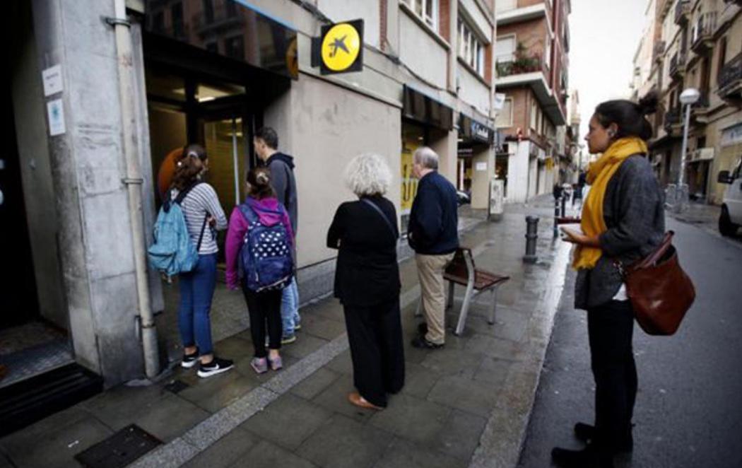 Comienza la retirada de efectivo de bancos catalanes por el traslado de sus sedes