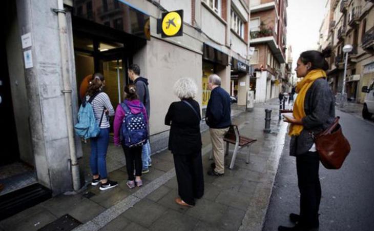 Comienza la retirada de efectivo de bancos catalanes por el traslado de sus sedes