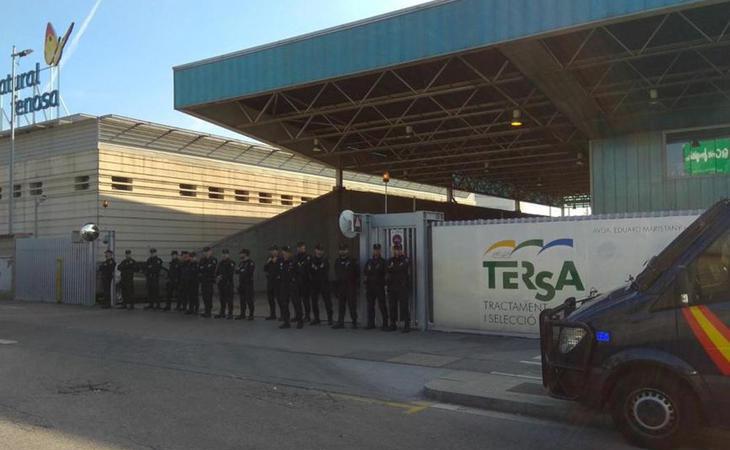 La Policía Nacional evita la quema de documentación por parte de los Mossos d'Esquadra