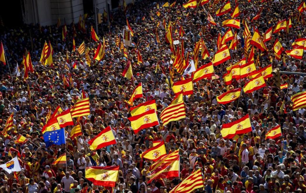 Miles de personas claman por la Unidad de España en Barcelona