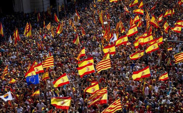 Miles de personas claman por la Unidad de España en Barcelona