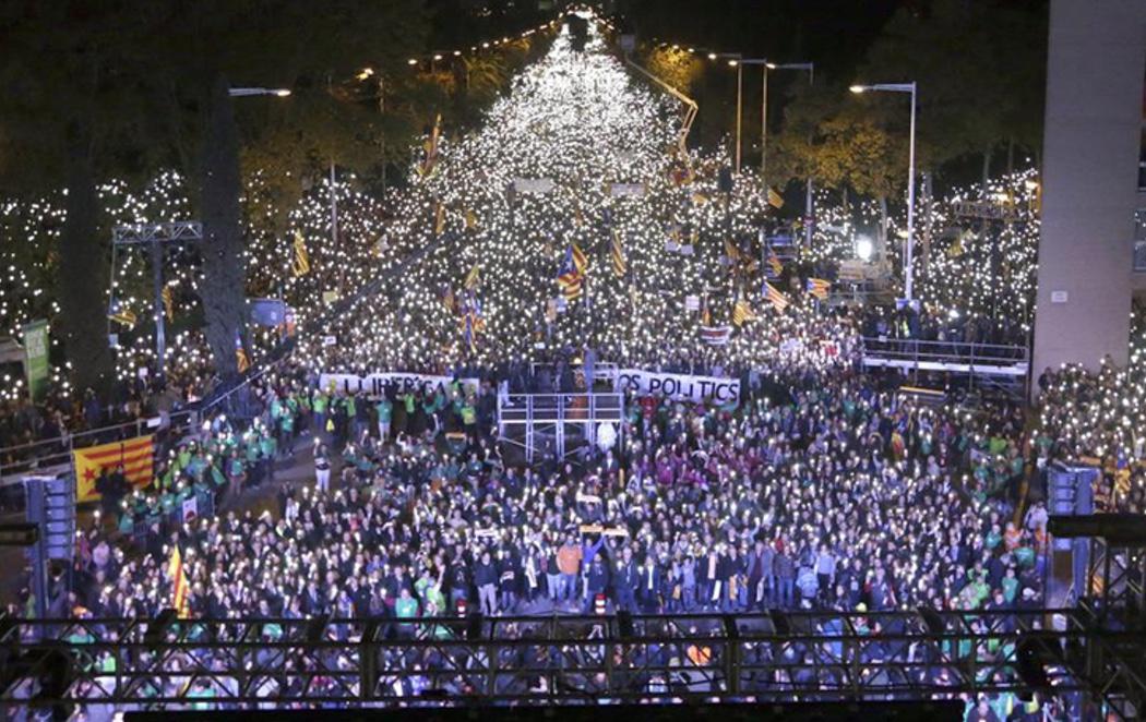 750.000 personas se manifiestan en Barcelona por la libertad de los exconsellers y 'los Jordis'