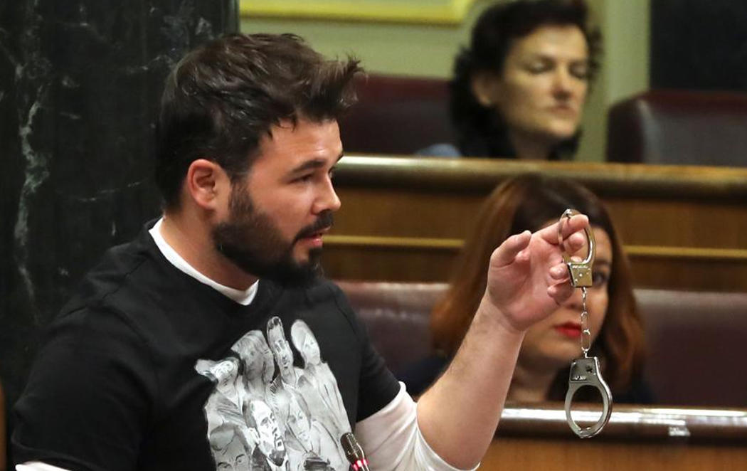 Rufián (ERC) acude al Congreso con unas esposas  deseando ver a "M.Rajoy" con ellas