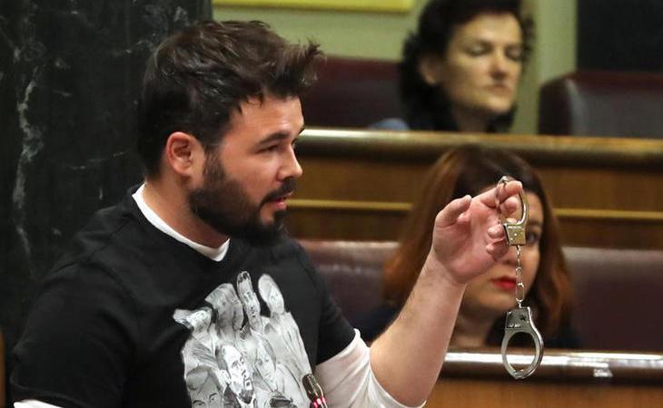 Rufián (ERC) acude al Congreso con unas esposas  deseando ver a "M.Rajoy" con ellas